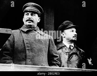 Joseph Vissarionowitsch Stalin (18. Dezember 1878 - 5. März 1953) war von 1922 bis zu seinem Tod 1953 erster Generalsekretär der Kommunistischen Partei des Zentralkomitees der Sowjetunion. Während formal das Amt des Generalsekretärs wahllos war und zunächst nicht als Spitzenposition im sowjetischen Staat galt, gelang es Stalin nach Wladimir Lenins Tod im Jahr 1924, immer mehr Macht in seinen Händen zu festigen und nach und nach alle Oppositionsgruppen innerhalb der Partei niederzuschieben. Nikolai Ivanovich Bucharin (* 9. Oktober 1888 in Moskau; † 15. März 1938) war ein russischer bolschewistischer Revolutionär, Sowjet PO Stockfoto