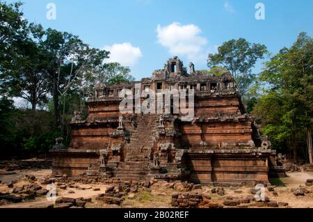 Kambodscha: Phimeanakas und der Königspalast Angkor Thom. Phimeanakas, innerhalb von Angkor Thom, wurde Ende des 10. Jahrhunderts von König Rajendravarman erbaut und dann von Suryavarman II wieder aufgebaut Angkor Thom, was „die große Stadt“ bedeutet, liegt eine Meile nördlich von Angkor Wat. Es wurde im späten 12. Jahrhundert CE von König Jayavarman VII erbaut und umfasst eine Fläche von 9 km², in der sich mehrere Denkmäler aus früheren Epochen sowie die von Jayavarman und seinen Nachfolgern errichteten befinden. Es wird angenommen, dass es eine Bevölkerung von 80.000 bis 150.000 Menschen erhalten hat. Stockfoto