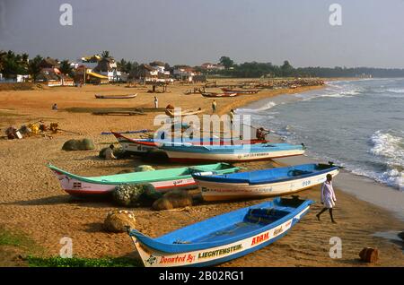 Der Tsunami im Indischen Ozean 2004 war eine der tödlichsten Naturkatastrophen in der Geschichte. Indonesien war das am stärksten betroffene Land, gefolgt von Sri Lanka, Indien und Thailand. Mahabalipuram, auch bekannt als Mamallapuram (Tamil: மாமல்லபுரம்) ist eine alte historische Stadt und war ein geschäftiger Seehafen ab dem 1. Jahrhundert CE. Im 7. Jahrhundert war es die wichtigste Hafenstadt der südindischen Pallava-Dynastie. Die historischen Denkmäler, die heute zu sehen sind, wurden weitgehend zwischen dem 7. Und 9. Jahrhundert CE errichtet. Stockfoto