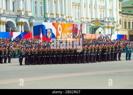 ST. Petersburg, RUSSLAND - 07. MAI 2017: Kadetten der Suvorov Militärschule in der Parade. Ein Fragment der Probe der Militärparade in Hono Stockfoto