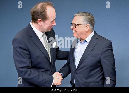 Kiel, Deutschland. Februar 2020. Michael Thomas fröhlich (l), Geschäftsführer UV Nord, begrüßt Uwe Polkaehn, Vorsitzender des DGB Nord, vor der nationalen Pressekonferenz. Hier präsentierten sie eine Vereinbarung zwischen Landesregierung, Wirtschaftsverbänden, Gewerkschaften und Handelskammern über einen gemeinsamen Kurs zur Weiterentwicklung und neuen Schwerpunkten der Industriepolitik. Credit: Carsten Rehder / dpa / Alamy Live News Stockfoto