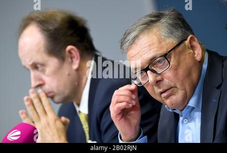 Kiel, Deutschland. Februar 2020. Michael Thomas fröhlich (l-r), Hauptgeschäftsführer UV Nord, und Uwe Polkaehn, Vorsitzender DGB Nord, sitzen gemeinsam auf der nationalen Pressekonferenz. Hier präsentierten sie eine Vereinbarung zwischen Landesregierung, Wirtschaftsverbänden, Gewerkschaften und Handelskammern über einen gemeinsamen Kurs zur Weiterentwicklung und neuen Schwerpunkten der Industriepolitik. Credit: Carsten Rehder / dpa / Alamy Live News Stockfoto