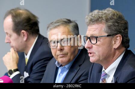 Kiel, Deutschland. Februar 2020. Michael Thomas fröhlich (l-r), Hauptgeschäftsführer UV Nord, Uwe Polkaehn, Vorsitzender des DGB Nord, und Bernd Buchholz (FDP), Wirtschaftsminister Schleswig-Holsteins, sitzen auf der Landespressekonferenz zusammen. Hier präsentierten sie eine Vereinbarung zwischen Landesregierung, Wirtschaftsverbänden, Gewerkschaften und Handelskammern über einen gemeinsamen Kurs zur Weiterentwicklung und neuen Schwerpunkten der Industriepolitik. Credit: Carsten Rehder / dpa / Alamy Live News Stockfoto