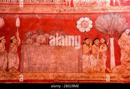 Der buddhistische Tempel von Degaldoruwa ist ein Höhlentempel und wurde ursprünglich im Jahre 171 u. z. von König Kirti Sri Rajasinha (1747 - 1747), einem Mitglied der königlichen Familie Madurai, erbaut. Die schönen, von der Samanera (unordinierter Mönch) Devaragamapola Silvatenna in den Jahren 1771-72 gemalten Freskenbilder fangen das Kandyan-Leben aus dem 18. Jahrhundert mit erstaunlichen Details und viel Lebensgefühl ein. Einige Gemälde zeigen den König und die königliche Familie. Der Künstlermönch begann einen Trend, und die Dambulla-Höhlen wurden anschließend im selben Stil wie andere Tempel umgestaltet. Kandy ist mit rund 170.000 Einwohnern die zweitgrößte Stadt Sri Lankas Stockfoto