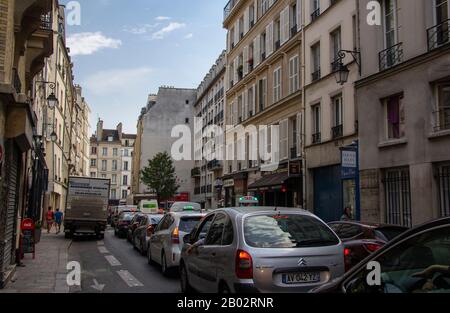 Verkehr in Le Marais, Paris Stockfoto