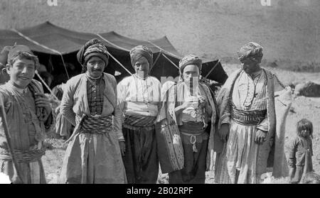 Die Kurden sind eine ethnische iranische Gruppe im Nahen Osten und bewohnen meist ein zusammenhängendes Gebiet, das angrenzende Teile des heutigen Iran, Irak, Syrien und der Türkei umfasst, eine geokulturelle Region, die oft als "Kurdistan" bezeichnet wird. Die Kurden haben eine ethnische Vielfalt. Sie sind kulturell und sprachlich eng mit den iranischen Völkern verwandt und daher oft selbst als iranisches Volk eingestuft. Die kurdischen Sprachen bilden eine Untergruppe der nordwestiranischen Sprachen. Die Kurden haben eine Zahl von etwa 40 Millionen, die Mehrheit lebt in Westasien, einschließlich eines bedeutenden kurdischen Diaspora-Co Stockfoto