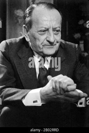 André Malraux DSO (3. November 1901 - 23. November 1976) war ein französischer Romanautor, Kunsttheoretiker und Minister Für Kulturelle Angelegenheiten. Malraux Roman La Condition Humaine (Menschenschicksale) (1933) gewann den Prix Goncourt. Er wurde von Präsident Charles de Gaulle zum Informationsminister (1945-1946) und anschließend zum ersten Minister Für Kulturelle Angelegenheiten Frankreichs während de Gaulles Präsidentschaft (1959-1969) ernannt. Im Jahr 1923 unternahm Malraux eine kleine Expedition in unerforschte Gebiete des kambodischen Dschungels auf der Suche nach verlorenen Khmer-Tempeln, in der Hoffnung, Gegenstände zurückzugewinnen, die an Kunstmuseen verkauft werden könnten. Bei seiner Rückkehr, h Stockfoto