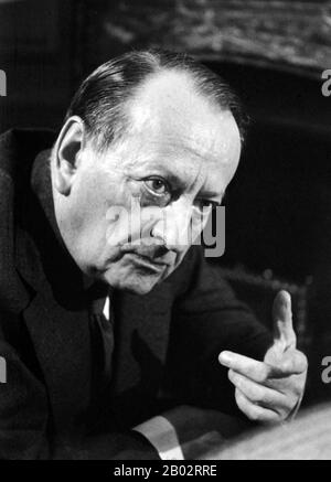 André Malraux DSO (3. November 1901 - 23. November 1976) war ein französischer Romanautor, Kunsttheoretiker und Minister Für Kulturelle Angelegenheiten. Malraux Roman La Condition Humaine (Menschenschicksale) (1933) gewann den Prix Goncourt. Er wurde von Präsident Charles de Gaulle zum Informationsminister (1945-1946) und anschließend zum ersten Minister Für Kulturelle Angelegenheiten Frankreichs während de Gaulles Präsidentschaft (1959-1969) ernannt. Im Jahr 1923 unternahm Malraux eine kleine Expedition in unerforschte Gebiete des kambodischen Dschungels auf der Suche nach verlorenen Khmer-Tempeln, in der Hoffnung, Gegenstände zurückzugewinnen, die an Kunstmuseen verkauft werden könnten. Bei seiner Rückkehr, h Stockfoto