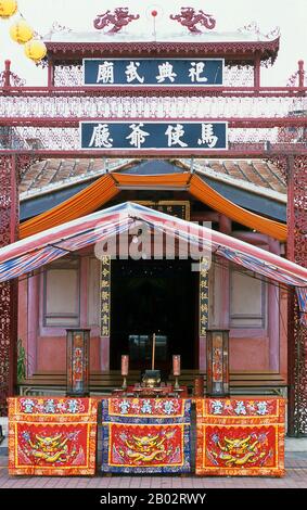 Der Martialtempel Der Opferriten, auch als Staatstempel des Kampfgottens bekannt, wurde ursprünglich 1665 erbaut. Der Tempel ist dem gott Guan Gong gewidmet, der meistbeworteten Gottheit Taiwans. Tainan ist die älteste Stadt Taiwans. Die Stadt wurde zunächst von der niederländischen Ostindien-Gesellschaft als Regierungs- und Handelsstützpunkt namens Fort Zeelandia während der Zeit der niederländischen Herrschaft auf Taiwan gegründet. Nachdem niederländische Kolonisten 1661 von Koxinga besiegt wurden, blieb Tainan bis 1683 Hauptstadt des Königreichs Tungning und danach Hauptstadt der Präfektur Taiwan unter der Herrschaft der Qi Stockfoto