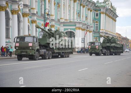 ST. Petersburg, RUSSLAND - 07. MAI 2017: Transport von Militärgeräten für die Siegestagsparade Stockfoto