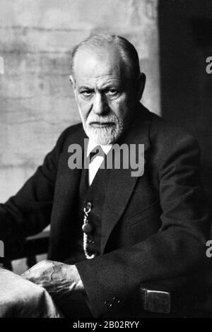 Sigmund Freud, geboren als "Sigmund Schlomo Freud" (6. Mai 1856 - 23. September 1939) war ein österreichischer Neurologe, der heute als Vater der Psychoanalyse bekannt ist. Freud qualifizierte sich im Jahr 1881 als Doktor der Medizin an der Universität Wien und nahm anschließend am Wiener Allgemeinen Krankenhaus Forschungen zur Gehirnlähmung, Aphasie und mikroskopischen Neuroanatomie vor. Nach seiner Habilitation im Jahr 1895 wurde er im selben Jahr zum Dozenten für Neuropathologie ernannt und wurde 1902 angegliederter Professor (Professor extraordinarius). Freuds Werk hat das zeitgenössische westliche Denken und die Populärkultur erstickt. Stockfoto