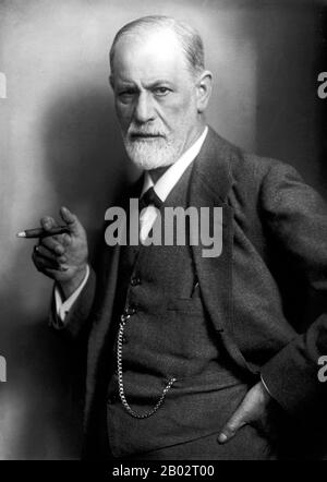 Sigmund Freud, geboren als "Sigmund Schlomo Freud" (6. Mai 1856 - 23. September 1939) war ein österreichischer Neurologe, der heute als Vater der Psychoanalyse bekannt ist. Freud qualifizierte sich im Jahr 1881 als Doktor der Medizin an der Universität Wien und nahm anschließend am Wiener Allgemeinen Krankenhaus Forschungen zur Gehirnlähmung, Aphasie und mikroskopischen Neuroanatomie vor. Nach seiner Habilitation im Jahr 1895 wurde er im selben Jahr zum Dozenten für Neuropathologie ernannt und wurde 1902 angegliederter Professor (Professor extraordinarius). Freuds Werk hat das zeitgenössische westliche Denken und die Populärkultur erstickt. Stockfoto