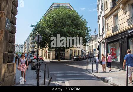 Einkäufer und Touristen in Le Marais, Paris Stockfoto