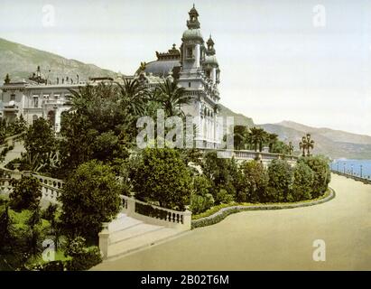 Monaco ist ein souveräner Stadtstaat und Mikrostaat an der französischen Riviera in Westeuropa. Sie wird von Frankreich auf drei Seiten begrenzt, eine Seite grenzt an das Mittelmeer. Monaco hat eine Fläche von 2,02 km2 (0,78 sq mi) und eine Bevölkerung von 36.371; es ist das zweitkleinste und das am dichtesten bevölkerte Land der Welt. Monaco ist ein Fürstbistum, das unter einer Form der konstitutionellen Monarchie regiert wird, mit Prinz Albert II. Als Staatsoberhaupt. Obwohl Prinz Albert II. Ein konstitutioneller Monarch ist, hat er eine immense politische Macht. Das Haus Grimaldi regierte Monaco mit kurzer Unterbrechung Stockfoto