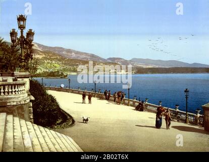 Monaco ist ein souveräner Stadtstaat und Mikrostaat an der französischen Riviera in Westeuropa. Sie wird von Frankreich auf drei Seiten begrenzt, eine Seite grenzt an das Mittelmeer. Monaco hat eine Fläche von 2,02 km2 (0,78 sq mi) und eine Bevölkerung von 36.371; es ist das zweitkleinste und das am dichtesten bevölkerte Land der Welt. Monaco ist ein Fürstbistum, das unter einer Form der konstitutionellen Monarchie regiert wird, mit Prinz Albert II. Als Staatsoberhaupt. Obwohl Prinz Albert II. Ein konstitutioneller Monarch ist, hat er eine immense politische Macht. Das Haus Grimaldi regierte Monaco mit kurzer Unterbrechung Stockfoto