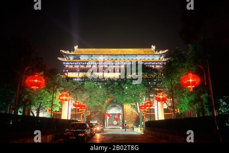 Der Bau der ersten Stadtmauer von Chang'an (ursprünglicher Name von Xi'an) begann in 194 v. Chr. und dauerte vier Jahre. Die bestehende Mauer wurde während der Ming-Dynastie im Jahre 1370 begonnen. Er umkreist eine viel kleinere Stadt mit 14 Quadratkilometer (5,4 sq mi). Die Mauer misst 13,7 Kilometer (8,5 Meilen) im Umfang, 12 Meter (39 Fuß) in der Höhe und 15-18 Meter (49-59 Fuß) in der Dicke an der Basis. XI'an ist die Hauptstadt der Provinz Shaanxi und eine subprovinzielle Stadt in der Volksrepublik China. Eine der ältesten Städte Chinas mit mehr als 3.100 Jahren Geschichte war die Stadt unter dem Namen Chang' bekannt. Stockfoto