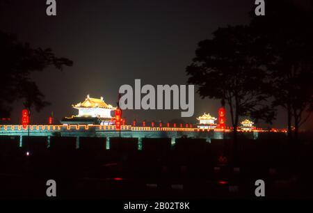 Der Bau der ersten Stadtmauer von Chang'an (ursprünglicher Name von Xi'an) begann in 194 v. Chr. und dauerte vier Jahre. Die bestehende Mauer wurde während der Ming-Dynastie im Jahre 1370 begonnen. Er umkreist eine viel kleinere Stadt mit 14 Quadratkilometer (5,4 sq mi). Die Mauer misst 13,7 Kilometer (8,5 Meilen) im Umfang, 12 Meter (39 Fuß) in der Höhe und 15-18 Meter (49-59 Fuß) in der Dicke an der Basis. XI'an ist die Hauptstadt der Provinz Shaanxi und eine subprovinzielle Stadt in der Volksrepublik China. Eine der ältesten Städte Chinas mit mehr als 3.100 Jahren Geschichte war die Stadt unter dem Namen Chang' bekannt. Stockfoto