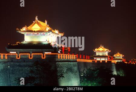 Der Bau der ersten Stadtmauer von Chang'an (ursprünglicher Name von Xi'an) begann in 194 v. Chr. und dauerte vier Jahre. Die bestehende Mauer wurde während der Ming-Dynastie im Jahre 1370 begonnen. Er umkreist eine viel kleinere Stadt mit 14 Quadratkilometer (5,4 sq mi). Die Mauer misst 13,7 Kilometer (8,5 Meilen) im Umfang, 12 Meter (39 Fuß) in der Höhe und 15-18 Meter (49-59 Fuß) in der Dicke an der Basis. XI'an ist die Hauptstadt der Provinz Shaanxi und eine subprovinzielle Stadt in der Volksrepublik China. Eine der ältesten Städte Chinas mit mehr als 3.100 Jahren Geschichte war die Stadt unter dem Namen Chang' bekannt. Stockfoto