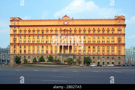 Die Lubyanka ist die beliebte Bezeichnung für den Sitz des KGB und des angeschlossenen Gefängnisses auf dem Lubyanka-Platz in Moskau, Russland. Es handelt sich um ein großes neubarosches Gebäude mit einer Fassade aus gelbem Backstein, das von Alexander V. Ivanov im Jahr 1897 entworfen und von Aleksey Schtschusev von 1940 bis 1947 ergänzt wurde. Stockfoto