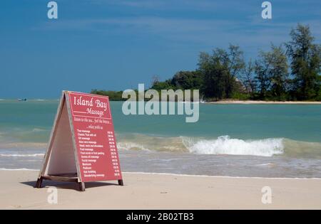 Der Samui-Archipel wurde in den 1970er Jahren erstmals als Paradies für Budgetreisende 'discovert', ist seitdem aber stark nach oben gerückt. Zusammen mit Phuket ist die Hauptinsel der Gruppe, Ko Samui, Thailands wichtigstes Strandresort und eine wirklich schöne Insel. Die wichtigsten Reiseziele am Meer sind Chaweng Beach an der Ostküste der Insel und Lamai an der Südküste. Die Insel ist von einer gepflegten, gepflegten Straße umrungen, und das bergige Innere ist einfach mit mehr Kokospalmen gefüllt, als man sich vorstellen kann. Stockfoto