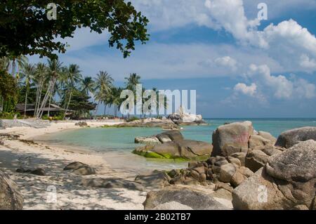 Der Samui-Archipel wurde in den 1970er Jahren erstmals als Paradies für Budgetreisende 'discovert', ist seitdem aber stark nach oben gerückt. Zusammen mit Phuket ist die Hauptinsel der Gruppe, Ko Samui, Thailands wichtigstes Strandresort und eine wirklich schöne Insel. Die wichtigsten Reiseziele am Meer sind Chaweng Beach an der Ostküste der Insel und Lamai an der Südküste. Die Insel ist von einer gepflegten, gepflegten Straße umrungen, und das bergige Innere ist einfach mit mehr Kokospalmen gefüllt, als man sich vorstellen kann. Stockfoto