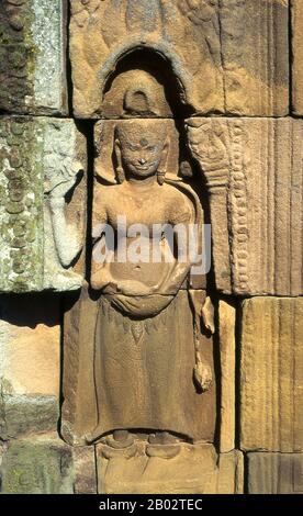 Der Tempel aus dem 11. Jahrhundert des Wat Nokor Bayon am Kompong Cham war ursprünglich ein Mahayana-buddhistischer Schrein. Sie wurde dem Theravada-Buddhismus, der großen religiösen Tradition Kambodschas, zu einer Zeit im 15. Jahrhundert gewidmet. Die altehrwürdigen Sandstein- und Laterienbauten des alten Tempels harmonieren gut mit einem aktiven modernen Tempel, ockerfarbenen Monken und dem Klang des Gesangs und schaffen so eine faszinierende Mischung aus zeitgenössischer und archaischer Zeit. Es gibt mehrere alte Buddha-Bilder und einen großen, modernen Buddha. Stockfoto