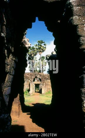 Der Tempel aus dem 11. Jahrhundert des Wat Nokor Bayon am Kompong Cham war ursprünglich ein Mahayana-buddhistischer Schrein. Sie wurde dem Theravada-Buddhismus, der großen religiösen Tradition Kambodschas, zu einer Zeit im 15. Jahrhundert gewidmet. Die altehrwürdigen Sandstein- und Laterienbauten des alten Tempels harmonieren gut mit einem aktiven modernen Tempel, ockerfarbenen Monken und dem Klang des Gesangs und schaffen so eine faszinierende Mischung aus zeitgenössischer und archaischer Zeit. Es gibt mehrere alte Buddha-Bilder und einen großen, modernen Buddha. Stockfoto