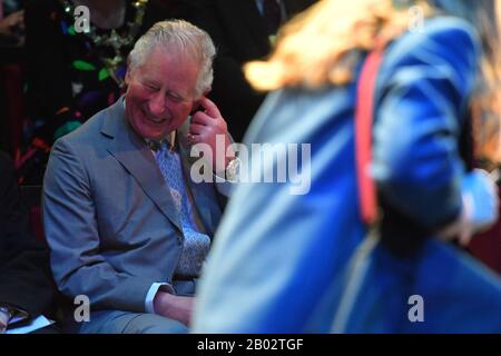 Der Prince of Wales beobachtet eine Aufführung Des Boy in the Dress im RSC in Stratford-upon-Avon während einer Tour durch Warwickshire und die West Midlands. Stockfoto