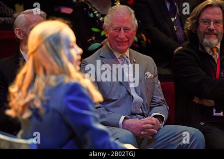 Der Prince of Wales beobachtet eine Aufführung Des Boy in the Dress im RSC in Stratford-upon-Avon während einer Tour durch Warwickshire und die West Midlands. Stockfoto