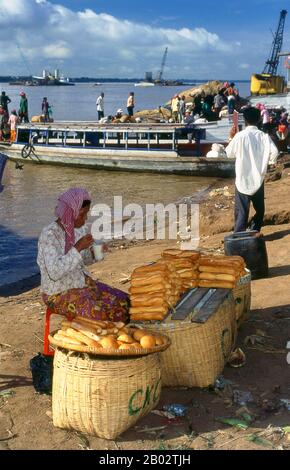 Kompong Cham ist die drittgrößte Stadt Kambodschas und ein bemerkenswerter Gummihafen. Kompong Cham bedeutet "Hafen der Chams" in Khmer. Kompong bedeutet Hafen, Hafen oder Bucht. Cham bezieht sich auf die ethnischen Cham, die in der Provinz leben. Stockfoto