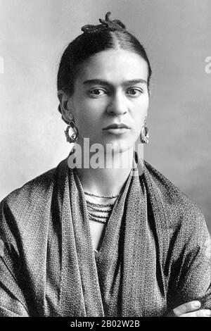 Frida Kahlo de Rivera (6. Juli 1907 - 13. Juli 1954; gebürtig "Magdalena Carmen Frieda Kahlo y Calderón") war eine mexikanische Malerin, die in Coyoacán geboren wurde. Am bekanntesten für ihre Selbstporträts ist Kahlos Werk wegen seines "Schmerzes und seiner Leidenschaft" und seiner intensiven, lebendigen Farben. Ihre Arbeit wurde in Mexiko als Sinnbild der nationalen und indigenen Tradition und von Feministinnen für ihre kompromisslose Darstellung der weiblichen Erfahrung und Form gefeiert. Kahlo hatte eine stürmische, aber leidenschaftliche Ehe mit dem prominenten mexikanischen Künstler Diego Rivera. Stockfoto