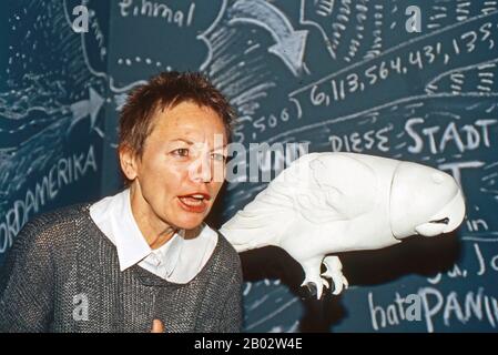 Laurie Anderson, amerikanische Performance-Künstlerin, Musikerin und Filmregieurin, bei der Pressekonferenz zu ihrer Ausstellung "The Record of the Time" im Museum Kunst palast in Düsseldorf, Deutschland 2003. Die amerikanische Performancekünstlerin, Musikerin und Filmregissorin Laurie Anderson auf der Pressekonferenz ihrer Ausstellung "The Record of the Time" in Düsseldorf, Deutschland 2003. Stockfoto