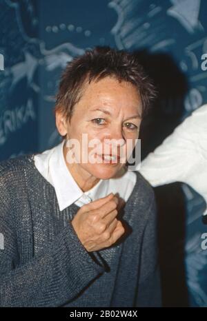 Laurie Anderson, amerikanische Performance-Künstlerin, Musikerin und Filmregieurin, bei der Pressekonferenz zu ihrer Ausstellung "The Record of the Time" im Museum Kunst palast in Düsseldorf, Deutschland 2003. Die amerikanische Performancekünstlerin, Musikerin und Filmregissorin Laurie Anderson auf der Pressekonferenz ihrer Ausstellung "The Record of the Time" in Düsseldorf, Deutschland 2003. Stockfoto