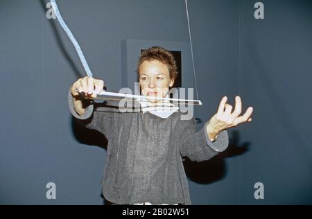 Laurie Anderson, amerikanische Performance-Künstlerin, Musikerin und Filmregieurin, bei der Pressekonferenz zu ihrer Ausstellung "The Record of the Time" im Museum Kunst palast in Düsseldorf, Deutschland 2003. Die amerikanische Performancekünstlerin, Musikerin und Filmregissorin Laurie Anderson auf der Pressekonferenz ihrer Ausstellung "The Record of the Time" in Düsseldorf, Deutschland 2003. Stockfoto