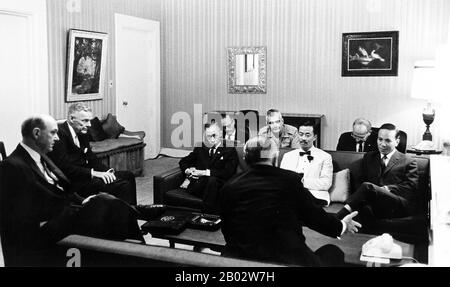 Links nach Rechts: Außenminister Dean Rusk, Botschafter Henry Cabot Lodge, unbekannt, Robert Komer, Präsident Lyndon B. Johnson, General William Westmoreland, Premierminister Nguyen Cao Ky (Südvietnamesen), Walt Rostow, Oberstleutnant Nguyen Van Thieu (Südvietnamesen). Stockfoto