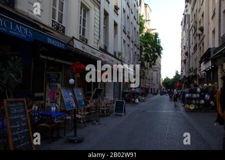 Gepflasterte Straße mit Restaurants und Geschäften, Paris Stockfoto