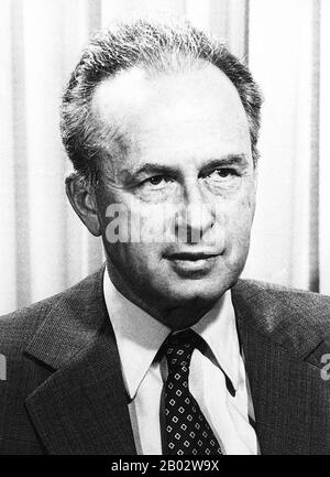 Yitzhak Rabin (1. März 1922 - 4. November 1995) war ein israelischer Politiker, Staatsmann und General. Er war der fünfte Premierminister Israels und bekleidete zwei Amtszeiten, 1974-77 und 1992 bis zu seiner Ermordung 1995. Rabin führte eine 27-jährige Karriere als Soldat. Als Teenager schloss er sich dem Palmach an, dem Einsatzkommando der Yishuv. Er stieg schließlich durch seine Reihen zu seinem Einsatzleiter während des israelischen Unabhängigkeitskrieges auf. Er trat Ende 1948 den neu gebildeten israelischen Verteidigungskräften bei und stieg als aussichtsreicher Offizier weiter auf. Er half bei der Gestaltung der Ausbildungsdoktrin der IDF in Stockfoto