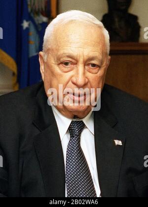 Ariel Sharon (* 26. Februar 1928 in Israel; † 11. Januar 2014) war ein israelischer Politiker und General, der bis zu seiner Amtsunfähigkeit durch einen Schlaganfall als 11. Premierminister Israels tätig war. Sharon war ab seiner Entstehung im Jahr 1948 Kommandeur der israelischen Armee. Als Soldat und dann Offizier nahm er am Unabhängigkeitskrieg von 1948 prominent Teil. Er war maßgeblich an der Schaffung der Einheit 101 und der Repressalien sowie an der Suezkrise 1956, dem Sechstagekrieg von 1967, dem Abnutzungskrieg und dem Yom-Kippur-Krieg von 1973 beteiligt. Als Verteidigungsminister leitete er 1982 den Libanon W. Stockfoto