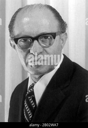 Menachem Begin (16. August 1913 - 9. März 1992) war ein israelischer Politiker, Gründer von Likud und sechster Premierminister des Staates Israel. Vor der Gründung des Staates Israel war er der Führer der zionistischen militanten Gruppe Irgun, der Revisionist, der sich von der größeren jüdischen paramilitärischen Organisation Haganah absetzte. Februar 1944 proklamierte er eine Revolte gegen die britische Pflichtregierung, der sich die Jewish Agency widersetzte. Als Chef der Irgun zielte er auf die Briten in Palästina. Während seiner Führung zielte Irgun auf palästinensische Zivilisten beim Deir Yassin-Massaker. Stockfoto