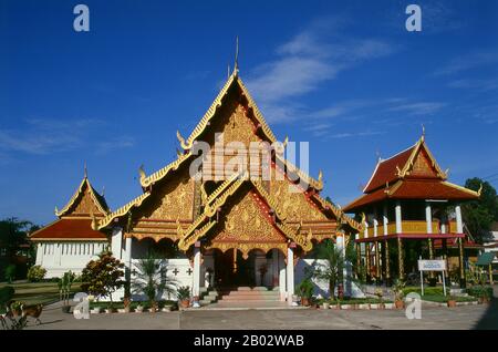 Wat Phra Non (Tempel des Sich In Der Liege befindlichen Buddha) wurde im 18. Jahrhundert erbaut und ist ein bemerkenswertes Beispiel für die klassische religiöse Architektur Phrae. Phrae wurde im 12. Jahrhundert neben dem Yom-Fluss erbaut und war Teil des Mon Königreichs Haripunchai. 1443 nahm König Tilokaraj vom benachbarten Königreich Lanna die Stadt gefangen. Stockfoto