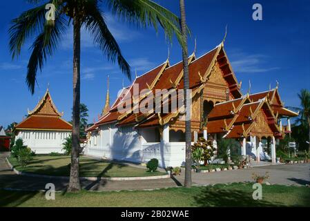 Wat Phra Non (Tempel des Sich In Der Liege befindlichen Buddha) wurde im 18. Jahrhundert erbaut und ist ein bemerkenswertes Beispiel für die klassische religiöse Architektur Phrae. Phrae wurde im 12. Jahrhundert neben dem Yom-Fluss erbaut und war Teil des Mon Königreichs Haripunchai. 1443 nahm König Tilokaraj vom benachbarten Königreich Lanna die Stadt gefangen. Stockfoto