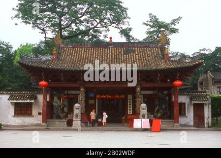 Dieser Zen, oder Chan, buddhistischer Tempel, ist der älteste in Guangzhou, der auf die Östliche Jin-Dynastie (265 - 420 CE) zurückgeht. Sie wurde ursprünglich um 400 v. Chr. von einem indischen Mönch erbaut. Hui Neng, der sechste Patriarch des Zen-Buddhismus, diente hier in den 600er Jahren als Novizenmönch. Die meisten der heutigen Bauwerke stammen aus dem Jahr 1832, der Zeit der letzten großen Renovierung. Der Große Saal mit seinen imposanten Pfeilern ist architektonisch noch interessant. Hinter der Halle befinden sich zwei Pagoden: Die 676 erbaute Jingfa-Pagode aus Stein auf einem Haar von Hui Neng und die Östliche Eisen-Pagode aus der Song-Dynastie, die aus vergoldetem Iro besteht Stockfoto