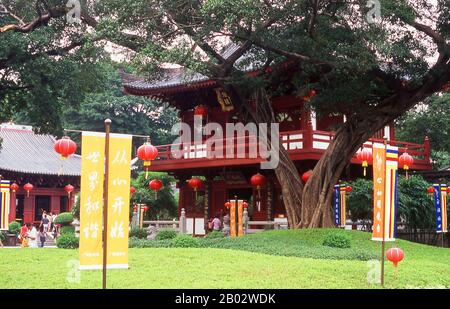 Dieser Zen, oder Chan, buddhistischer Tempel, ist der älteste in Guangzhou, der auf die Östliche Jin-Dynastie (265 - 420 CE) zurückgeht. Sie wurde ursprünglich um 400 v. Chr. von einem indischen Mönch erbaut. Hui Neng, der sechste Patriarch des Zen-Buddhismus, diente hier in den 600er Jahren als Novizenmönch. Die meisten der heutigen Bauwerke stammen aus dem Jahr 1832, der Zeit der letzten großen Renovierung. Der Große Saal mit seinen imposanten Pfeilern ist architektonisch noch interessant. Hinter der Halle befinden sich zwei Pagoden: Die 676 erbaute Jingfa-Pagode aus Stein auf einem Haar von Hui Neng und die Östliche Eisen-Pagode aus der Song-Dynastie, die aus vergoldetem Iro besteht Stockfoto