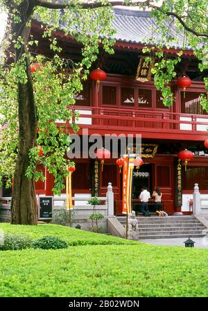 Dieser Zen, oder Chan, buddhistischer Tempel, ist der älteste in Guangzhou, der auf die Östliche Jin-Dynastie (265 - 420 CE) zurückgeht. Sie wurde ursprünglich um 400 v. Chr. von einem indischen Mönch erbaut. Hui Neng, der sechste Patriarch des Zen-Buddhismus, diente hier in den 600er Jahren als Novizenmönch. Die meisten der heutigen Bauwerke stammen aus dem Jahr 1832, der Zeit der letzten großen Renovierung. Der Große Saal mit seinen imposanten Pfeilern ist architektonisch noch interessant. Hinter der Halle befinden sich zwei Pagoden: Die 676 erbaute Jingfa-Pagode aus Stein auf einem Haar von Hui Neng und die Östliche Eisen-Pagode aus der Song-Dynastie, die aus vergoldetem Iro besteht Stockfoto