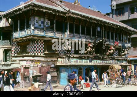 Bei Indra Chowk oder dem "Innenhof von Indra", einem zweistöckigen Tempel, der einer der 64 Formen des Bhairav gewidmet ist, blickt Akash Bhairav (Bhairav der Luft) über die Kreuzung mehrerer Fahrspuren. Der Tempel ist mit einer silbernen Statue von Akash Bhairav bedeckt und teilweise mit Messingplatten und zwei Messinglöwen stehen Wache an der Tür. Während des Festivals von Indra Jatra wird eine große Maske von Akash Bhairav auf einem Schrein ausgestellt, der vor dem Tempel montiert wurde. Akash Bhairav gilt als Manifestation von Indra, dem regengott. Stockfoto