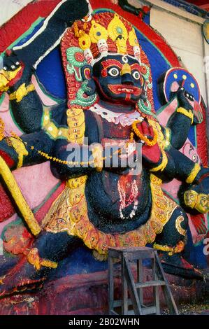 Der Kala Bhairav oder Black Bhairav ist eine 3 m hohe Statue, die eine schwerkelnde, terroristische Manifestation von Shiva darstellt, die auf ein unglückliches Opfer trampelt. Lokale Lore hat es, dass das Bild auf dem Berg Nagarjun am westlichen Rand des Kathmandu-Tals gefunden und von König Pratapa Malla an seinen heutigen Ort gebracht wurde. Nachdem das Bild auf dem Durbar-Platz eingerichtet war, mussten königliche Höflinge vor ihm Treueeiden schwören und Zeugen in Strafverfahren mussten in ihrer Anwesenheit Aussagen. Man glaubte, dass jeder, der Lügen vor Kala Bhairav erzählt, sofort sterben würde. Kala Bhaira Stockfoto