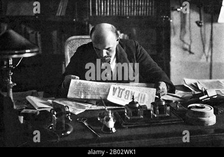 Wladimir Iljich Lenin, geboren als Wladimir Iljich Uljanow (22. April 1870 - 21. Januar 1924) war ein russischer kommunistischer Revolutionär, Politiker und politischer Theoretiker. Lenin war ab 1917 Führer der Russischen Föderativen Sozialistischen Sowjetrepublik und dann von 1922 bis zu seinem Tod gleichzeitig Premier der Sowjetunion. Unter seiner Verwaltung zerfiel das Russische Reich und wurde durch die Sowjetunion ersetzt, einen verfassungsmäßig sozialistischen Einparteienstaat; alles Vermögen einschließlich Land, Industrie und Wirtschaft wurde verstaatlicht. Im Marxismus begründet, seine theoretischen Beiträge zu Ma Stockfoto