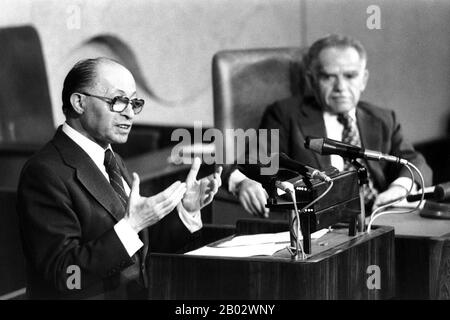 Menachem Begin (16. August 1913 - 9. März 1992) war ein israelischer Politiker, Gründer von Likud und sechster Premierminister des Staates Israel. Vor der Gründung des Staates Israel war er der Führer der zionistischen militanten Gruppe Irgun, der Revisionist, der sich von der größeren jüdischen paramilitärischen Organisation Haganah absetzte. Februar 1944 proklamierte er eine Revolte gegen die britische Pflichtregierung, der sich die Jewish Agency widersetzte. Als Chef der Irgun zielte er auf die Briten in Palästina. Während seiner Führung zielte Irgun auf palästinensische Zivilisten beim Deir Yassin-Massaker. Stockfoto