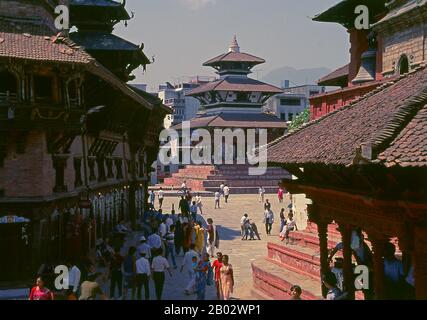 Der Durbar-Platz ist das historische und spirituelle Zentrum von Kathmandu und umfasst einen ehemaligen Königspalast, eine Fülle von Tempeln und viele andere Denkmäler. Der Platz wurde nach jahrelanger Vernachlässigung 1972-75 im Hanuman-Dhoka-Projekt renoviert, das nach der Thronbesteigung von König Birendra initiiert wurde. 'Durbar' oder richtig verdunkelt bedeutet Königspalast oder Königshof, aber die Einheimischen nennen lieber den Platz Hanuman Dhoka, 'Hanuman's Gate', nach dem schmalen Palasttor, das von einer krimson-roten Figur des affengottes Hanuman bewacht wird. Die Figur wurde im Jahr 1862 aufgestellt, um das Tor vor Missglück und zu schützen Stockfoto