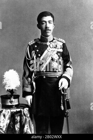 Kaiser Taishō (Taisho-tenno, 31. August 1879 - 25. Dezember 1926) war gemäß der traditionellen, vom 30. Juli 1912 bis zu seinem Tod im Jahr 1926 regierenden Nachfolgeregelung der 123. Kaiser von Japan. Der persönliche Name des Imperators lautete Yoshihito. Nach japanischem Brauch wird der Kaiser während der Herrschaft als (heutiger) Kaiser bezeichnet. Nach dem Tod ist er durch einen posthumen Namen bekannt, der nach einer Praxis aus dem Jahr 1912 der Name der Epoche ist, die mit seiner Regierungszeit zusammenfällt. Nachdem er während der Taisho-Zeit regiert hatte, ist er korrekt als Der Taisho-Kaiser bekannt. Stockfoto